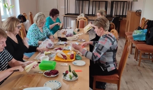  W dniu 24 marca br. seniorzy spotkali się na warsztatach z carvingu, które prowadziła Pani Renata Cymbalska.  Było nas 12 osób. Takie cuda wyczarowaliśmy z rzodkwi, papryki, ogórków , cebuli, marchwi, pora i sałaty. A jaka była przy tym przednia zabawa! 
Na Wielkanoc na naszych stołach będzie i smacznie i pięknie.