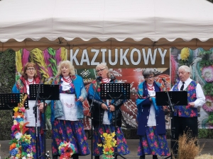 W niedzielę 6 kwietnia już po raz trzeci pojechaliśmy na Jarmark Kaziukowy do Ochli k. Zielonej Góry.
 W wyjeździe wzięło udział 50 członków naszego Stowarzyszenia. Autokarem kierował jak zwykle nasz ulubiony i niezawodny Paweł. Pogoda dopisała, mogliśmy zrobić świąteczne zakupy, posłuchać ludowych kapel i posilić się na licznych stoiskach gastronomicznych.